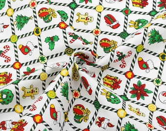 Puede incluir: Tela blanca con un patrón repetido de ilustraciones con temática navideña. El patrón incluye bastones de caramelo, adornos, hombres de jengibre, árboles de Navidad, acebo y poinsettias. Las ilustraciones son en rojo, verde, amarillo y blanco.