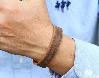Bracelet en cuir gravé, bande de cuir, bandes de cuir personnalisées, bracelet de perles de bois, bracelet en bois, bande de cuir unisexe,