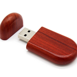 K&ouml;nnte beinhalten: Ein roter USB-Stick aus Holz mit einer Schiebekappe. Der Stick ist aus dunklem Holz mit nat&uuml;rlicher Maserung.