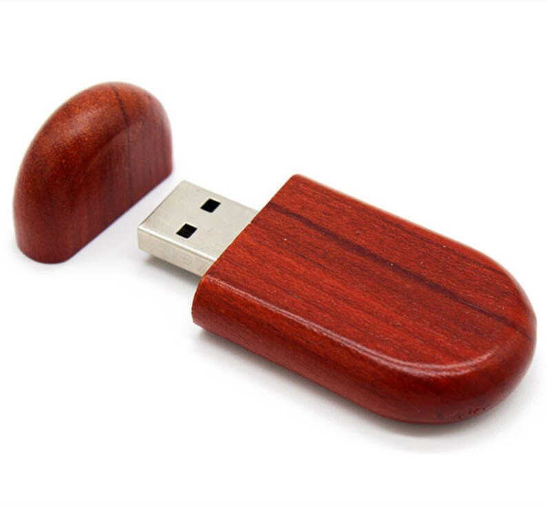 K&ouml;nnte beinhalten: Ein roter USB-Stick aus Holz mit einer Schiebekappe. Der Stick ist aus dunklem Holz mit nat&uuml;rlicher Maserung.