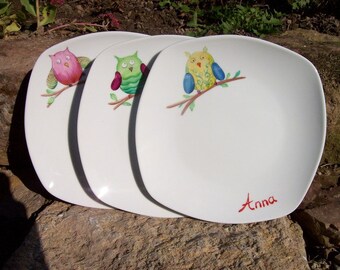 Children's Plate with a colourful owl and a name made of porcelain, hand painted in desired colour