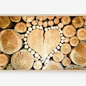 Arte para TV con marco de madera apilado y corazón de granja (descarga digital)