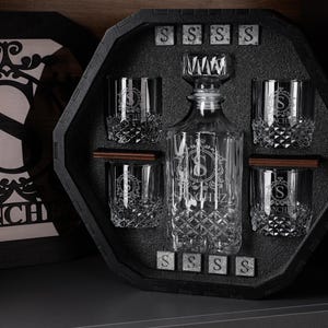 Personalisiertes Holzdekanter-Set mit Whiskysteinen, Geschenk für Ihn, graviertes altmodisches Whiskygläser-Set, graviertes hölzernes Geschenkkästchen