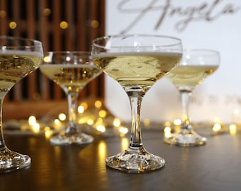Ensemble de coupes gravées : champagne français vintage, verres à martini