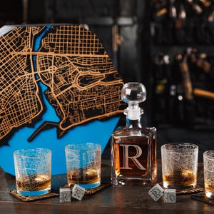 Ensemble de whisky personnalisé avec carafe gravée et boîte de carte personnalisée - Articles de bar personnalisés avec verres, sous-verres, pierres, conception de carte du monde