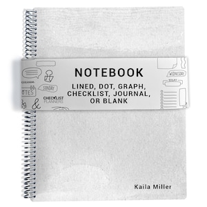 Könnte beinhalten: Ein hellgraues Spiralnotizbuch mit einer weißen Papierbanderole, die den Text NOTEBOOK LINED, DOT, GRAPH, CHECKLIST, JOURNAL, OR BLANK, CHECKLIST PLANNERS und Kaila Miller trägt. Der Einband hat eine texturierte, gesprenkelte Optik.
