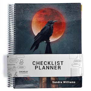 Könnte beinhalten: Ein spiralgebundener Planer mit einem schwarzen Raben, der auf einer Turmspitze vor einem großen roten Mond sitzt. Ein weißes Papierband umschließt die Mitte mit dem Text CHECKLIST PLANNER und Sandra Williams auf dem Einband.