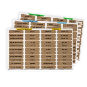 Peut inclure: Plusieurs autocollants rectangulaires bruns pour planificateur avec du texte blanc. Les autocollants comprennent des étiquettes pour les rendez-vous, les vacances et les tâches. Le texte comprend "Doctor's Appointment", "Vacation" et "My Birthday". Le site Web "CHECKLISTPLANNERS.COM" est également visible.