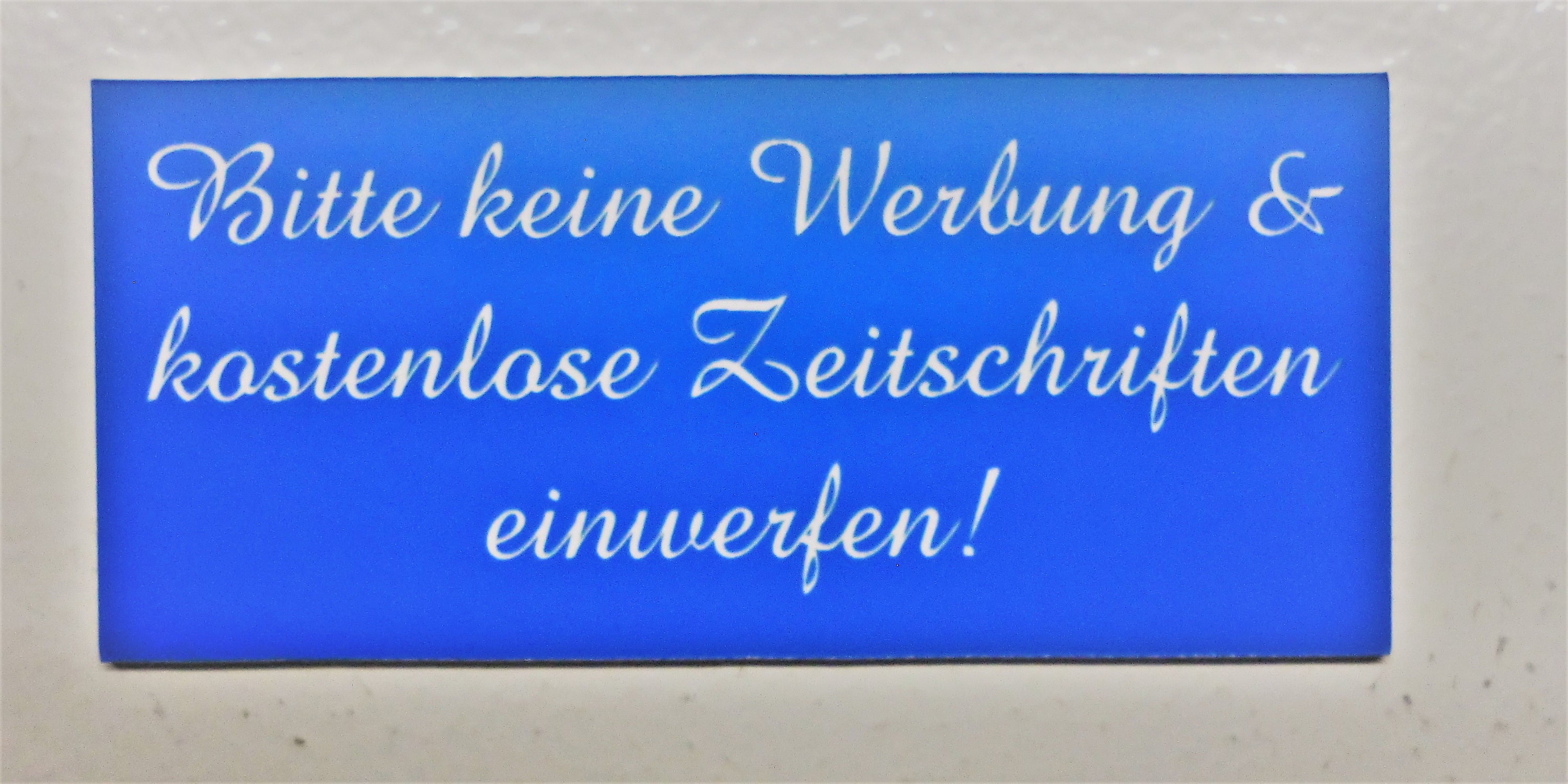 PLAQUE NO NEWSPAPERS Please SIGN LASER ENGRAVED LETTERBOX SIGN blue 10x4cm 