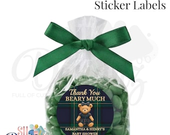 Könnte beinhalten: Ein durchsichtiger Kunststoffbeutel gefüllt mit grünen Bonbons, gebunden mit einem dunkelgrünen Satinband. Ein runder Aufkleber zeigt einen Teddybären im karierten Kleid, den Text Thank You BEARY MUCH, SAMANTHA & HENRY'S BABY SHOWER und 2.13.25.