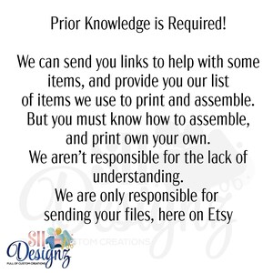 Pu&ograve; includere: Sfondo bianco con testo nero che recita "Prior Knowledge is Required!" e dettagli sul prodotto. Il logo del negozio Etsy &egrave; in basso. Il testo sottolinea la necessit&agrave; di assemblaggio e stampa da parte del cliente.
