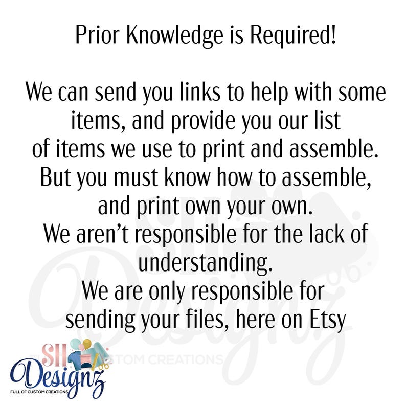 Pu&ograve; includere: Sfondo bianco con testo nero che recita "Prior Knowledge is Required!" e dettagli sul prodotto. Il logo del negozio Etsy &egrave; in basso. Il testo sottolinea la necessit&agrave; di assemblaggio e stampa da parte del cliente.