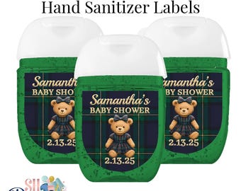 Könnte beinhalten: Drei durchsichtige Handdesinfektionsmittelflaschen aus Kunststoff mit grünem Gel, personalisierten Etiketten mit Schottenkaro-Hintergrund, einem Teddybären im karierten Kleid mit Schleife und dem Text Samantha's BABY SHOWER 2.13.25. Weiße Klappdeckel.