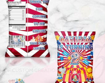 Puede incluir: Dos bolsas de patatas personalizadas con un tema de circo a rayas rojas y blancas. El frente muestra el texto 'CAVIRIA IS TURNING 2' con animales de circo, una carpa y boletos. El reverso incluye una etiqueta nutricional y 'THANK YOU FOR COMING TO MY CIRCUS! YOUR FRIEND CAVIRIA'.