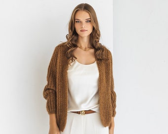 Cardigan in mohair cammello, maglione in misto lana di alpaca a maglia grossa marrone, cardigan taupe sfocato oversize, soffice cardigan al caramello a maglia spessa
