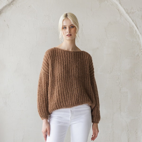 Pull duveteux tricoté à la main en mohair beige camel, pull en laine d'alpaga à col bateau marron taupe, pull en tricot torsadé duveteux, pull épais surdimensionné