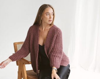 Cardigan en mohair mauve, pull en alpaga en maille torsadée violet, cardigan en alpaga en grosse maille violet, pull en mohair oversize prune, cadeau pour femme