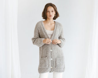 Cardigan en alpaga gris avec poches, Cardigan boutonné en tricot torsadé gris clair, Pull en grosse maille de laine d'alpaga gris clair avec boutons