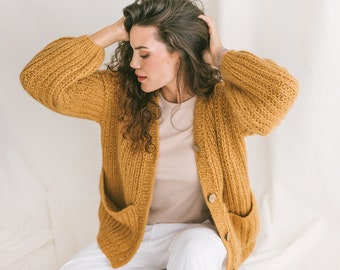 Gelber Cardigan mit tiefen Taschen, weicher senffarbener Zopfstrick-Cardigan, Fischer-Rippstrickpullover, Curry-Alpaka-Cardigan, grober Cardigan