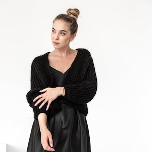 黒のクロップド丈ケーブルニットのふわふわモヘアカーディガン、クロップド丈チャンキーニットのふわふわアルパカウールとシルクの混紡セーター、ハイウエストのオーバーサイズボンバー