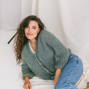 ボタン付きセージグリーンのモヘアカーディガン、アルパカウールとモヘアの混紡セーター、軽くてふわふわしたオーバーサイズのカーディガン、厚手のケーブルニットカーディガン
