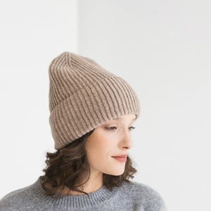 Cappello beige lavorato a maglia in lana merino e cashmere per donna, berretto minimalista lavorato a maglia a coste color sabbia pastello, elegante cappello da pescatore color cammello, regalo perfetto
