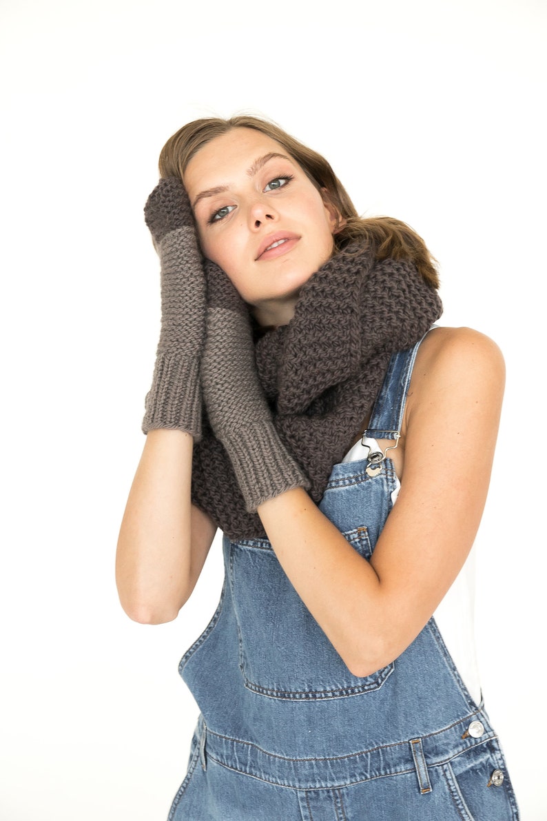Schlauchschal und Handschuhe in braun, Alpaka Schal mit Winterhandschuhe, warmer Schlauchschal und Handschuhe, Armstulpen Bild 2