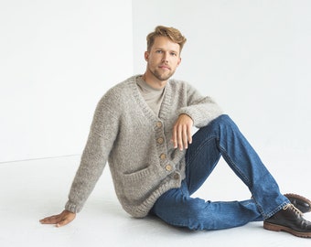 Gestrickter hellgrauer Herren-Cardigan aus Alpakawolle, grauer skandinavischer Zopfmusterpullover für Herren, minimalistische Jacke mit Knöpfen und Taschen für Herren