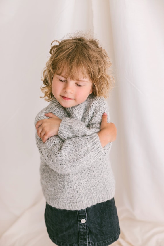 Kids kabelpatroon trui met capuchon handgebreid Maat 3-4 y.o Kleding Unisex kinderkleding Sweaters in grijze kleur 