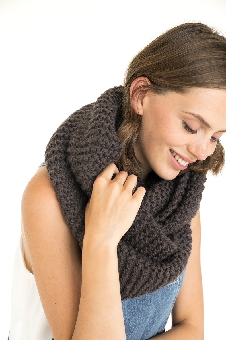 Schlauchschal und Handschuhe in braun, Alpaka Schal mit Winterhandschuhe, warmer Schlauchschal und Handschuhe, Armstulpen Bild 6