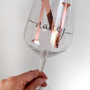 Weinglas XL mit Namen und Monogramm roségold personalisiertes Geschenk für Freundin Hochzeitsgeschenk Geburtstag JGA Schrift 2