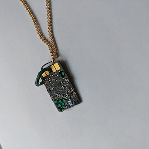 Black and Green Motherboard Unikat Technik Halskette