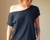 Off the Shoulder Tee Cat tshirt Cosy Tshirt Oversize Tshirt Offshoulder Tshirt Slouchy Tshirt Wide Neck Tshirt Oversize Tshirt Slouchy Tee