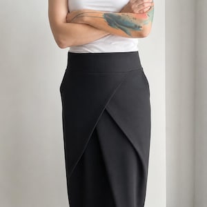 Jupe longue noire femme avec plis devant et poches