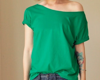 T-shirt oversize verde con scollo cadente