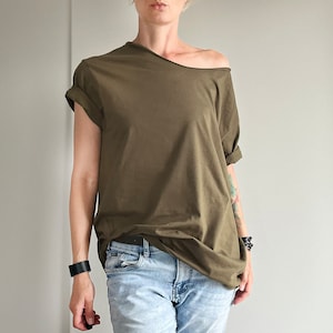 Koszulka oversize w kolorze khaki zielona koszulka cięty dekolt tshirt zdjęcie 1