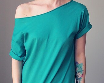 Sapphire blue oversized women’s T-shirt – soft cotton, rolled-up sleeves, raw neckline, minimalist and stylish, sizes S-XXL