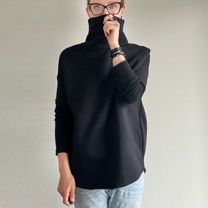 Jersey de cuello alto negro de gran tamaño de punto grueso cepillado, moda ética hecha a mano, sudadera de punto grueso, sudadera de cuello alto negra cálida para días fríos