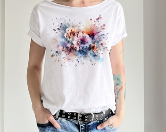 Wild en vrij Aquarelle Tshirt Slouchy Shirt Van de schouder Wit schilderij Off shoulder Vrouwenkleding