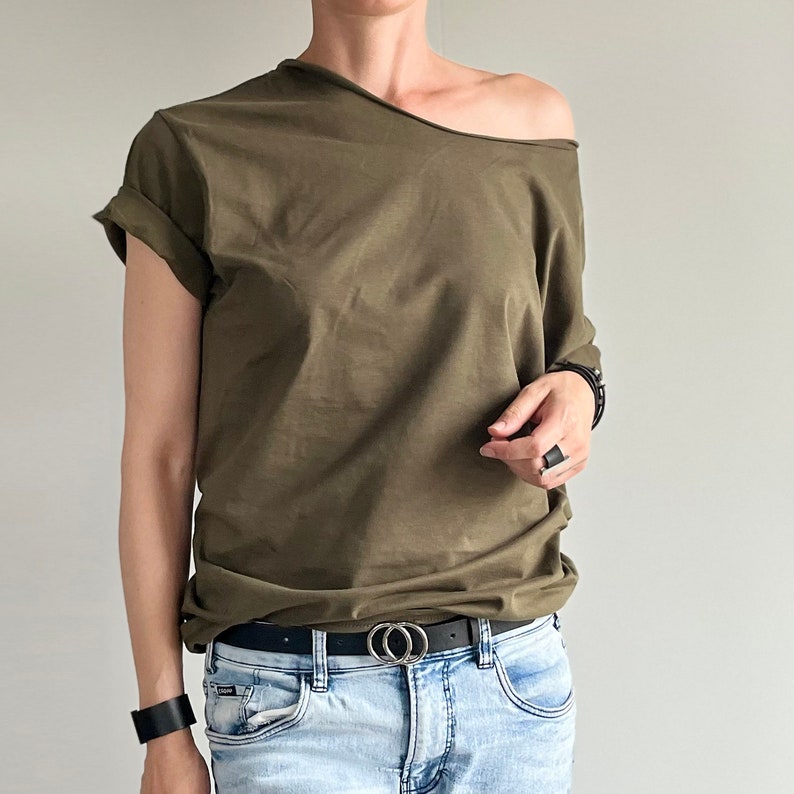 Koszulka oversize w kolorze khaki zielona koszulka cięty dekolt tshirt zdjęcie 2