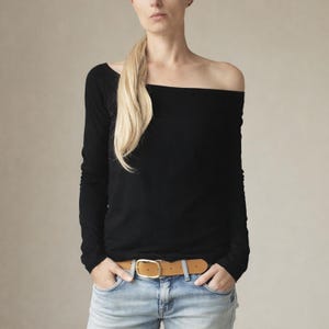 Schwarzes figurbetontes Langarmshirt für Damen mit weitem Ausschnitt