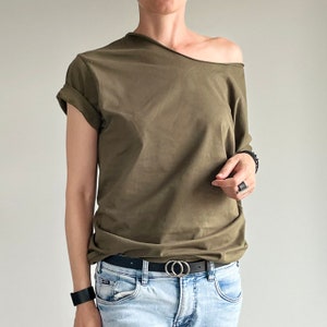 Koszulka oversize w kolorze khaki zielona koszulka cięty dekolt tshirt zdjęcie 3