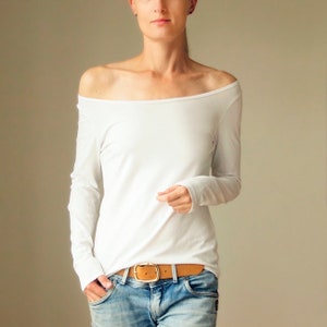 Camisa a los hombros sale