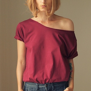 Oversize T-shirt in muted burgundy color - feminine style with raw finish Burgundy tshirt