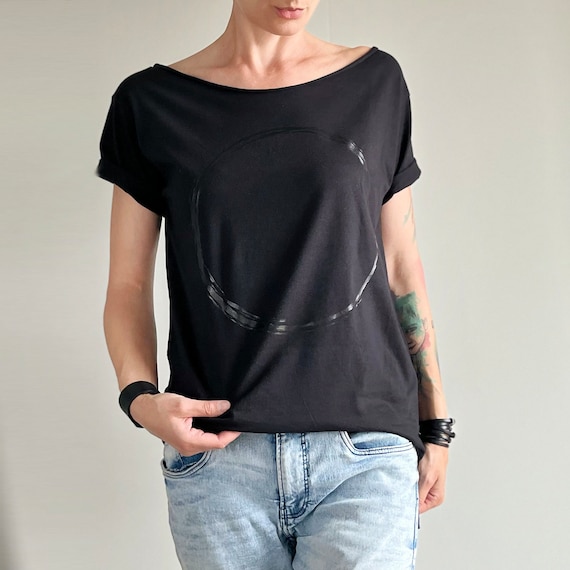 トップス XL OVY Over Dye Border T-shirts black Oversized Over Seams Extended Neck Dragon Print T-Shirt | boohoo