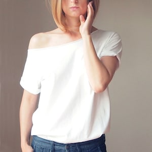 White Oversize S-XXL Asymmetrical Tshirt T-shirt Sloping Neckline Slouchy Funny Tshirt Slouchy Shirt Off the shoulder Slouchy tshirt