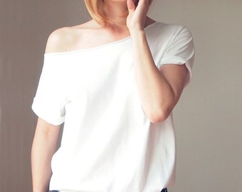 White cotton oversize T-shirt with asymmetric neckline – classic and feminine style White asymmetric T-shirt