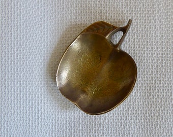 Petit bol de bijoux de pomme en laiton vintage du milieu du siècle