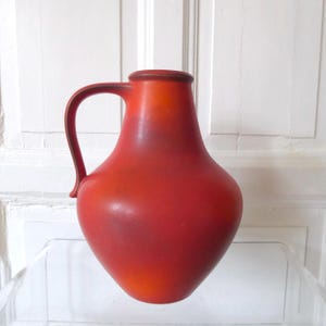 以下が含まれることがあります： クリーム、ライトグレー、ダークグレーの、まだら模様のマット仕上げのセラミックマグ3個セット。 各マグはシンプルでミニマリストなデザインで、コーヒーや紅茶に最適です。