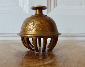 Cloche de temple de table en laiton indien, griffes d'éléphant de prière, cloche à main ciselée Inde vintage